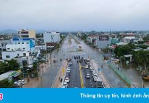 Mưa lũ cuốn người, làm hỏng nhiều nhà dân ở miền Trung