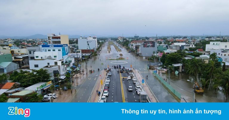 Mưa lũ cuốn người, làm hỏng nhiều nhà dân ở miền Trung