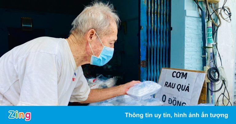 Đôi vợ chồng 70 tuổi hàng ngày nấu cơm chay, tặng người nghèo ở TP.HCM