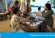 Hình ảnh gây chú ý về khách ăn uống giữa ngập lụt ở nhà hàng Thái Lan