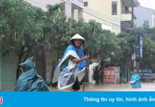 Hàng nghìn ngôi nhà ở miền Trung bị ngập, học sinh nghỉ học do mưa lũ