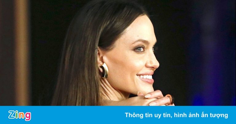 Angelina Jolie gặp sự cố với tóc giả