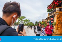 Phố cổ Hội An ngập gần 1 m, giới trẻ háo hức chụp hình