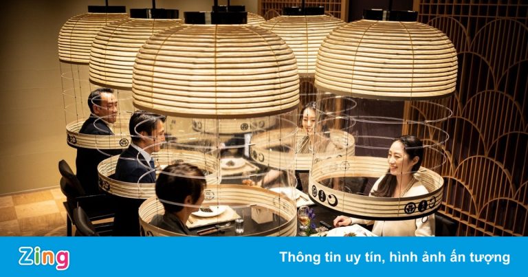 Ăn tối trong vách ngăn kiểu đèn lồng