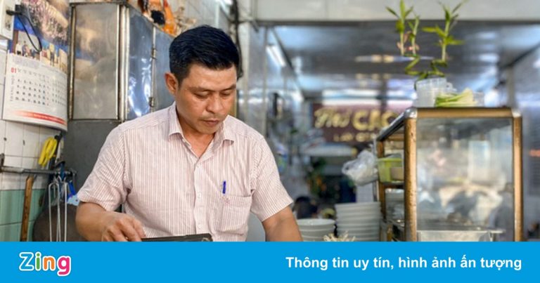 Nhiều quán ăn ở TP.HCM chưa thể bán tại chỗ vì thiếu nhân viên