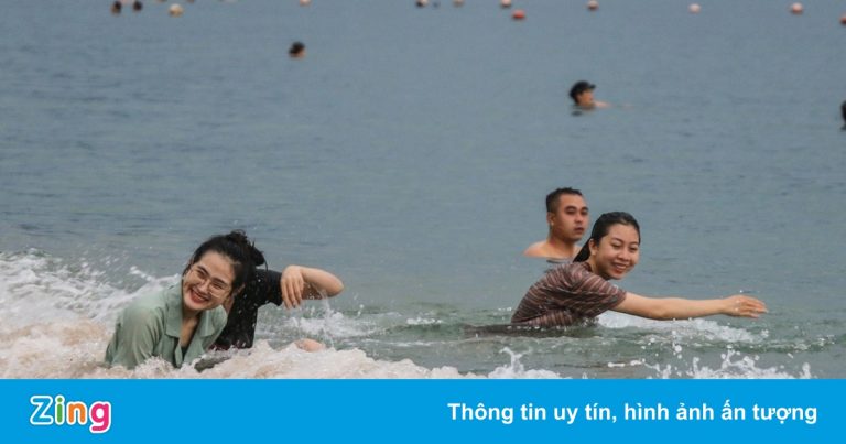 Bãi biển Nha Trang ngày đầu mở lại