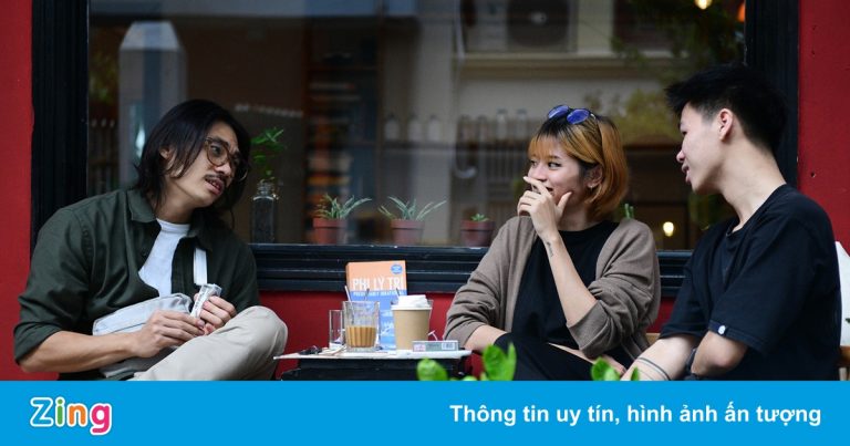 Quán cà phê ở Hà Nội đông nghịt khách ngày mở bán tại chỗ Quán cà phê ở Hà Nội đông nghịt khách ngày mở bán tại chỗ