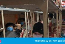 Cảnh sát chặn xe giường nằm chở trái phép 10 người rời Hà Nội