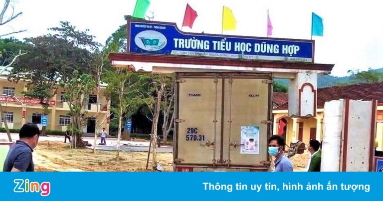 Ôtô tải kéo sập cổng trường