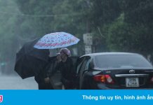 Ôtô chết máy giữa mưa, người dân Hà Tĩnh phải xuống xe lội nước