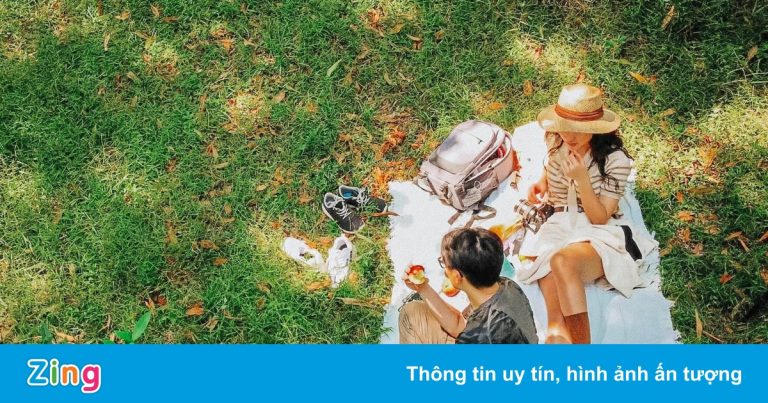 Người trẻ leo núi, đón gió biển hậu giãn cách