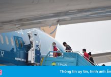 Chờ hướng dẫn cách ly, chuyến bay thương mại chưa thể đến Nội Bài