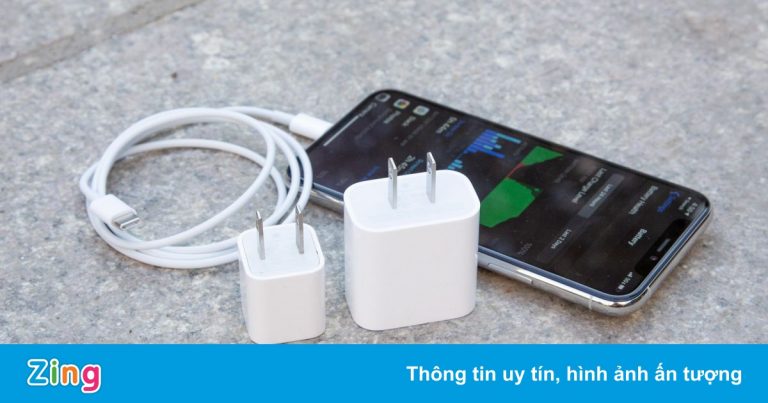 Nhóm sinh viên Trung Quốc kiện Apple vì bán iPhone không kèm củ sạc