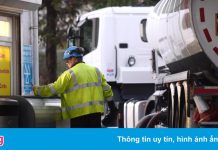 Anh điều quân đội vận chuyển xăng dầu cho người dân