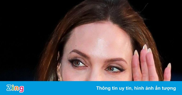 Xu hướng đeo trang sức ở môi như Angelina Jolie