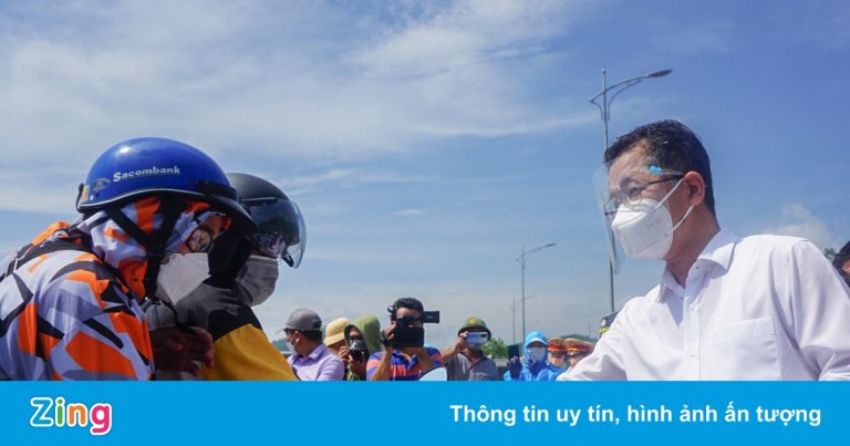 Bí thư Đà Nẵng trao tiền, xe máy cho người về quê Bí thư Đà Nẵng trao tiền, xe máy cho người về quê
