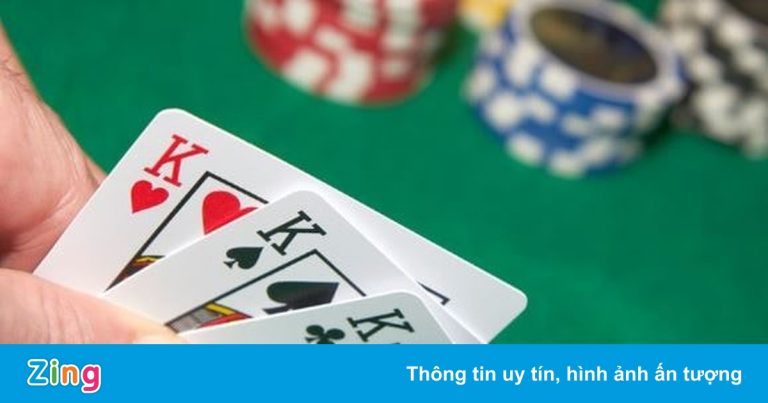 Bắt quả tang 2 hiệu trưởng đánh bạc