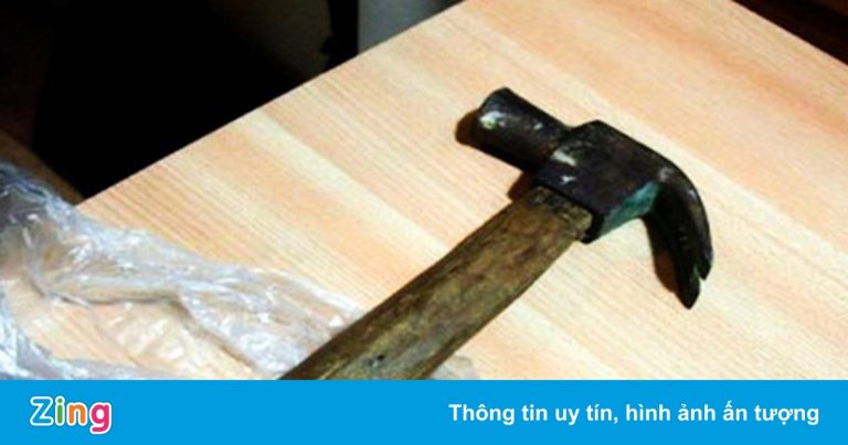 Tên trộm dùng búa đập vào đầu chủ nhà