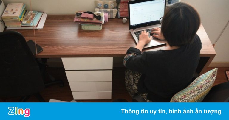 Nhiều phụ huynh ở TP.HCM chấp nhận tạm nghỉ việc để trông con