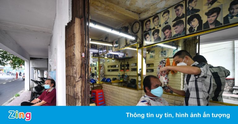 Vừa mở cửa, tiệm tóc ở 15 phường của TP Thủ Đức phải tạm ngừng