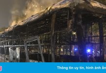 Xe khách 46 chỗ cháy trơ khung ở TP.HCM