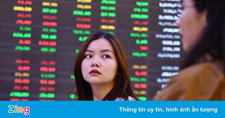 Cổ phiếu dầu khí bứt phá, VN-Index vẫn mất 7 điểm