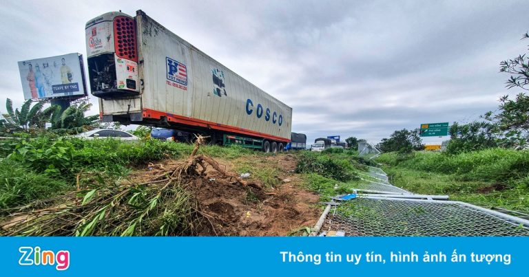 Hiện trường vụ tai nạn khiến tuyến Hà Nội – Bắc Giang ùn tắc 8 km