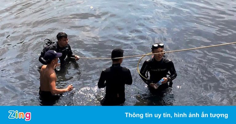 Cảnh sát lặn tìm thi thể người dưới kênh Tàu Hủ Cảnh sát lặn tìm thi thể người dưới kênh Tàu Hủ