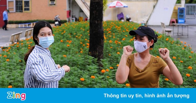 Người dân Hà Nội đổ về công viên tập thể dục, vui chơi Người dân Hà Nội đổ về công viên tập thể dục, vui chơi