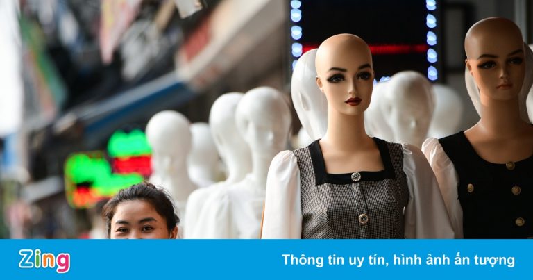 ‘Chợ chân dài manequin’ vắng khách sau khi Hà Nội nới lỏng giãn cách