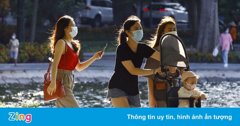 Người Hà Nội uống cà phê ven hồ, hưởng tiết trời mát lạnh mùa thu