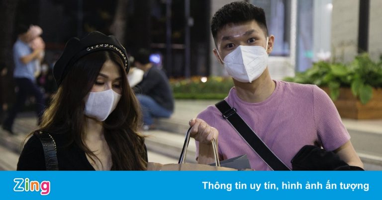 Giới trẻ Hà Nội mua sắm không phải để trả thù đại dịch