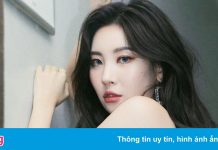 Hành động lạ của ca sĩ nữ Hàn Quốc