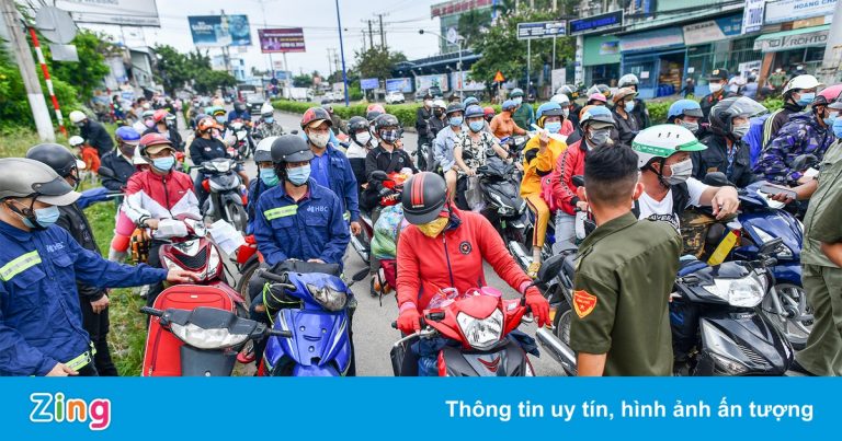 Nhiều chốt kiểm soát ở Bình Dương ùn ứ ngày đầu bình thường mới