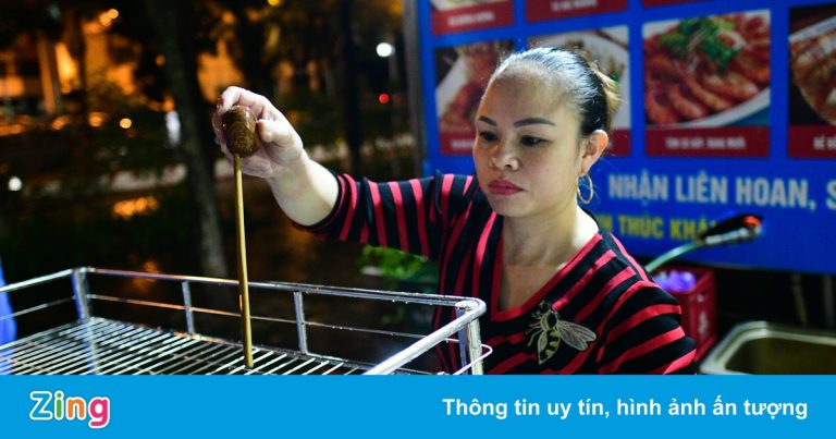 Tiệm phở, quán lẩu Hà Nội bận rộn chuẩn bị để đón khách tại chỗ