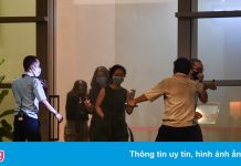 Nhân viên văn phòng tháo chạy khỏi tòa nhà M Plaza