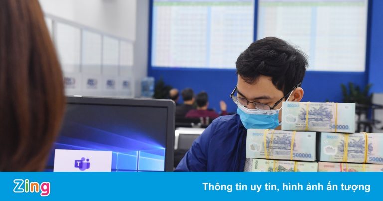 Nhu cầu gửi tiền ngân hàng giảm mạnh Nhu cầu gửi tiền ngân hàng giảm mạnh