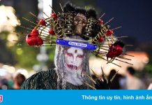 Nhiều người hóa trang kinh dị trên phố đi bộ Nguyễn Huệ