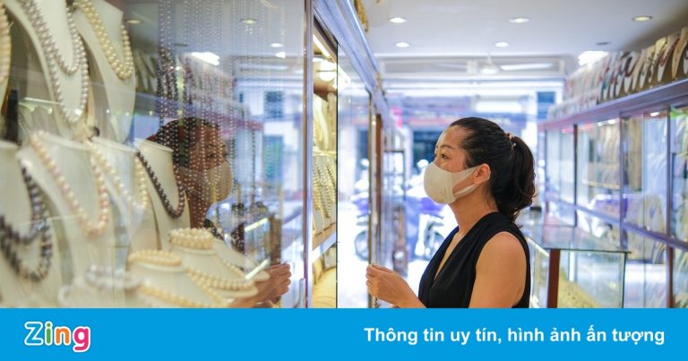 Hàng lưu niệm phố cổ mở cửa chỉ để phủi bụi Hàng lưu niệm phố cổ mở cửa chỉ để phủi bụi
