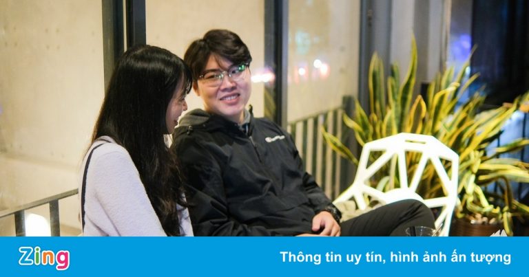 Giới trẻ ngồi cà phê đến nửa đêm trong ngày đầu phục vụ tại chỗ Giới trẻ ngồi cà phê đến nửa đêm trong ngày đầu phục vụ tại chỗ