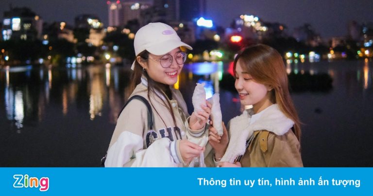 Giới trẻ tụ tập quanh hồ Tây những ngày rét đầu mùa