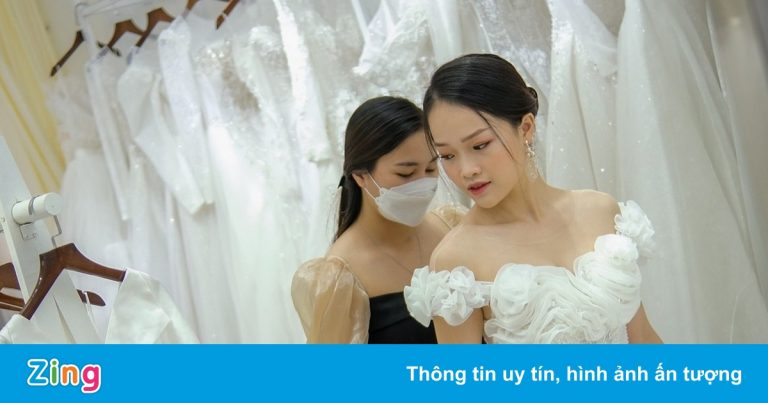 Cô dâu chú rể chụp ảnh trước, lo ngày làm đám cưới sau