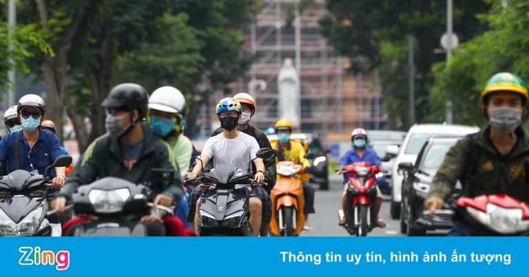 Trung tâm TP.HCM tấp nập xe cộ sáng đầu tuần