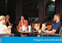 Người nước ngoài ở TP.HCM thèm ngồi uống cà phê tại quán