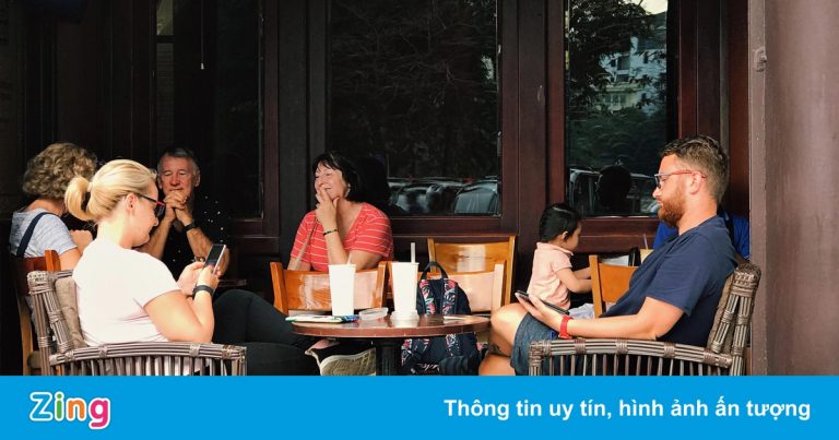 Người nước ngoài ở TP.HCM thèm ngồi uống cà phê tại quán