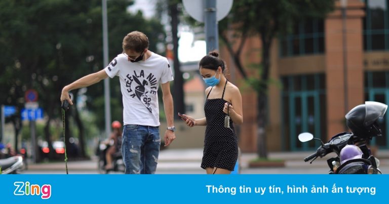 Người dân TP.HCM xuống phố vào cuối tuần