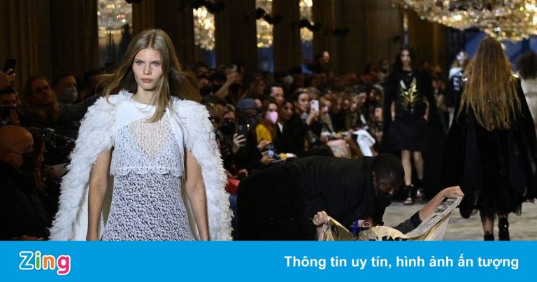 Biểu tình tại show diễn Louis Vuitton