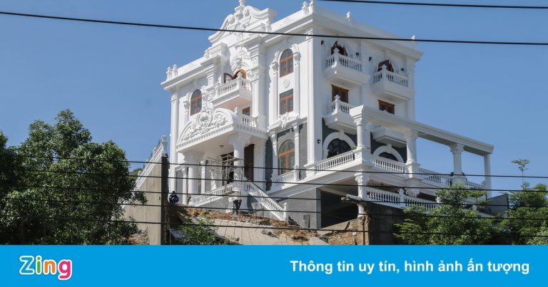 Biệt thự nằm trên núi ở Nha Trang sạt lở sau bão số 9