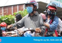 Cả nhà 4 người đèo nhau về quê trên chiếc xe máy không yên