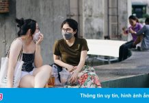 Giới trẻ đổ về hồ Con Rùa, phố đi bộ Nguyễn Huệ vui chơi sau giãn cách